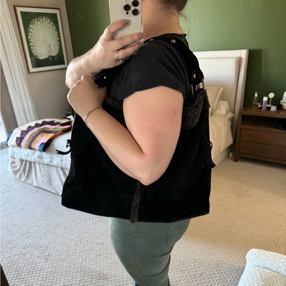 Stuart Weitzman black suede shoulder bag with sherpa - Picture 6 of 12